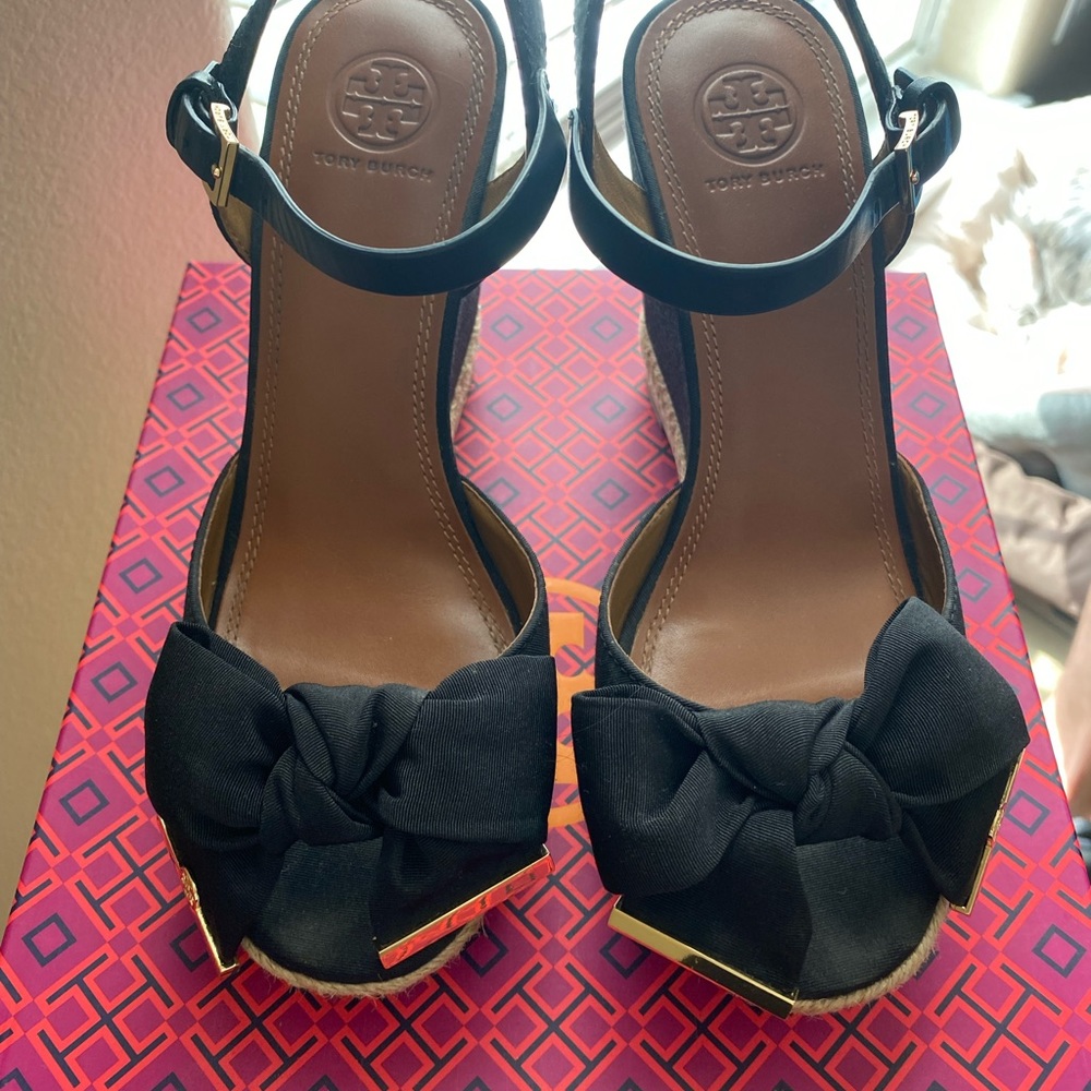 Cute, fun and stylish Tory Burch bow wedges!